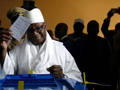 Ibrahim Boubacar Keita, presidente de Malí y vencedor en las elecciones, deposita su voto en primera vuelta, el pasado 29 de julio.