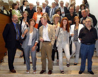 Fiesta del 40º aniversario de Anagrama con Herralde (en el centro de la segunda fila por arriba, con corbata) rodeado de algunos de sus autores y, a su derecha, Inge Feltrinelli.