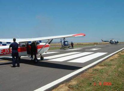 La avioneta de la foto venía de Tetuán, pensaba aterrizar en la provincia de Córdoba, cambió de planes por el mal tiempo y aterrizó en un aeródromo de Murcia.