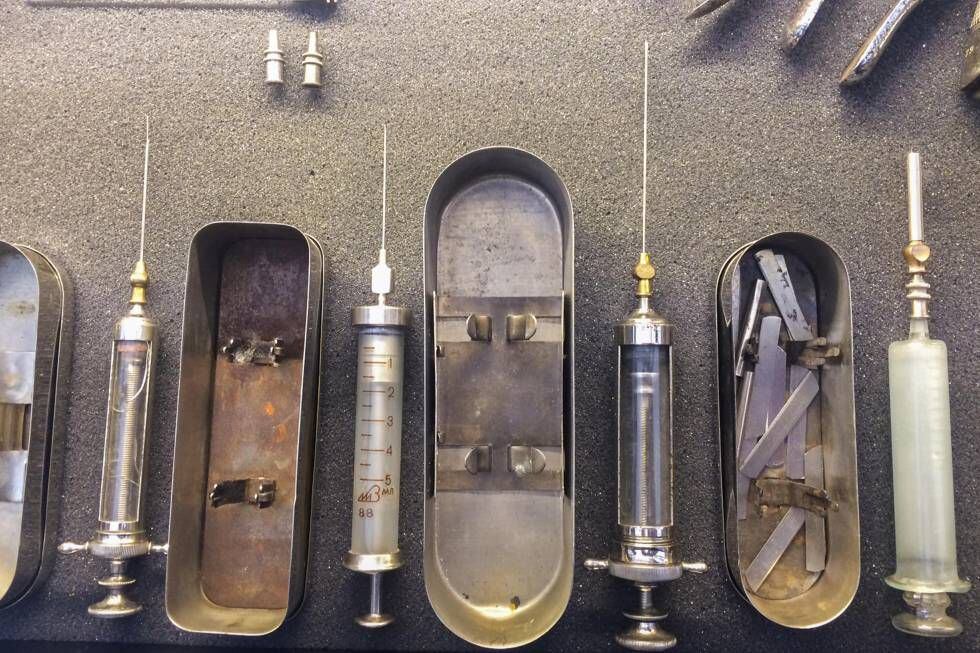 Jeringuillas de la época de la Guerra Civil, parte de la colección de material médico que se expone en el museo del Molar