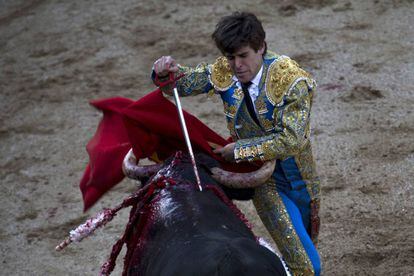 Javier Marin, en el momento de matar al toro en Las Ventas.