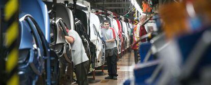 Operarios en la cadena de montaje de la fábrica Seat, en Martorell.