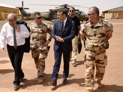 El presidente francés, Emmanuel Macron, y su ministro de Exteriores, Jean-Yves Le Drian, visitan las topas francesas en el Sahel en junio de 2020