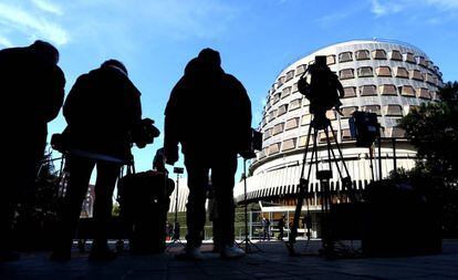 Periodistas frente a la puerta del Tribunal Constitucional.