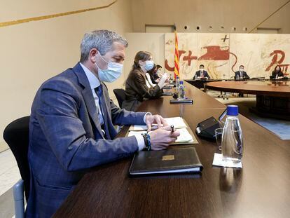 El consejero de Educación, Josep Gonzàlez-Cambray (i), durante la reunión semanal del Govern en Barcelona.
