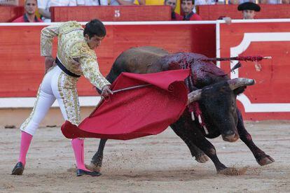 Javier Casta&ntilde;o durante la lidia de su primer toro. 