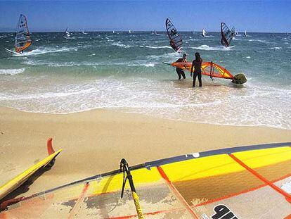 Windsurfistas en Tarifa (Cádiz). Para muchos, es el mejor momento de practicar su deporte preferido, y los cursos a veces son personalizados.