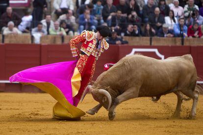 Lama de Góngora durante la faena con su primer novillo.