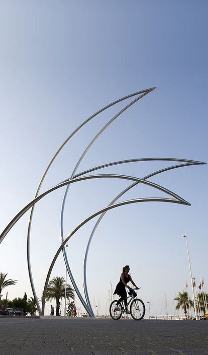'Veles e vents' título de la escultura de Andreu Alfaro situada en el Paseo Neptuno de la playa de Gandia en 2009