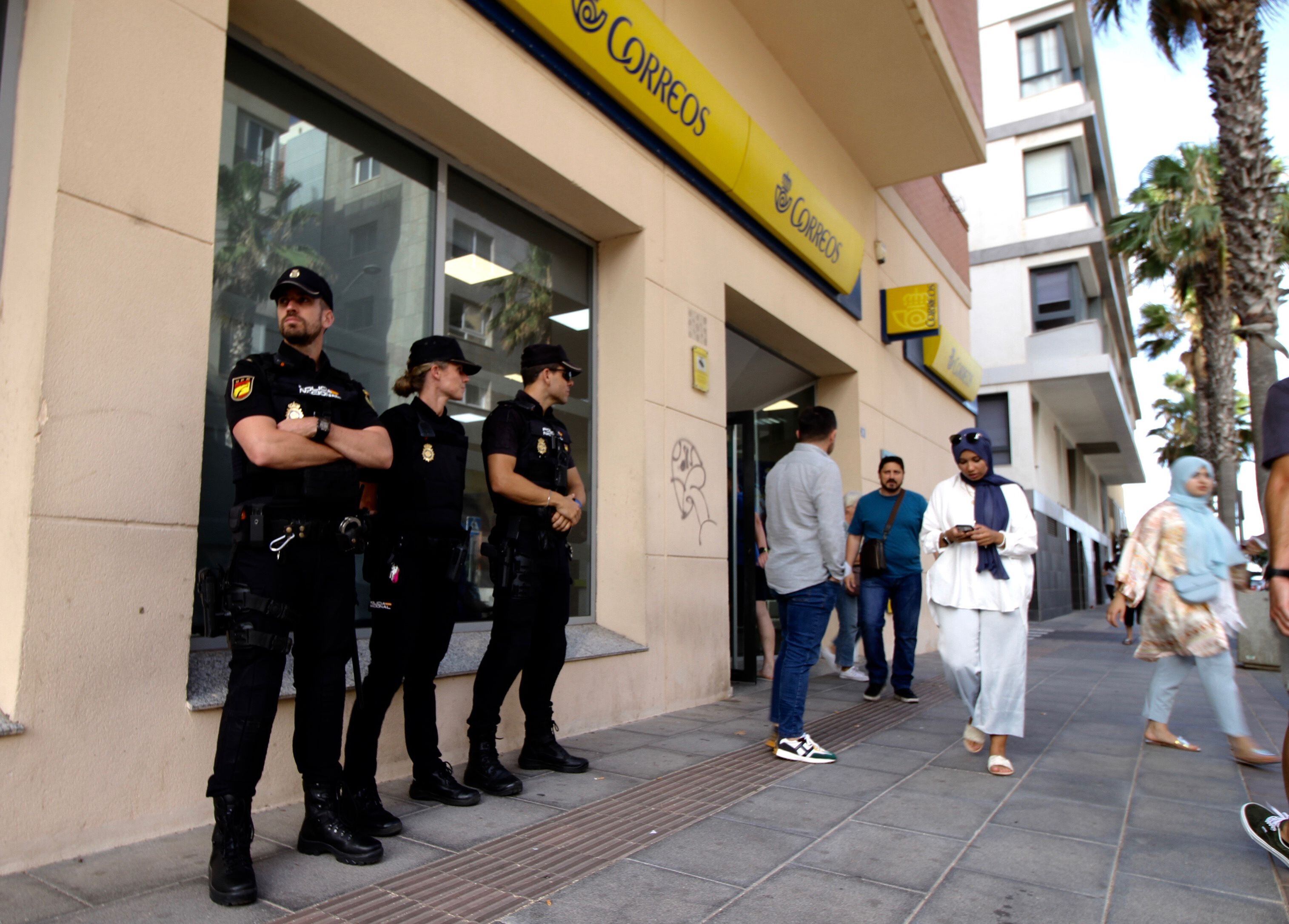 Agentes de la Policía Nacional vigilan la oficina de Correos de Melilla, este jueves.