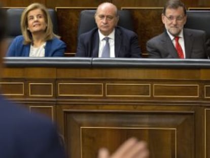 Pedro Sanchez realiza una pregunta a Rajoy en el Congreso de los Diputados.