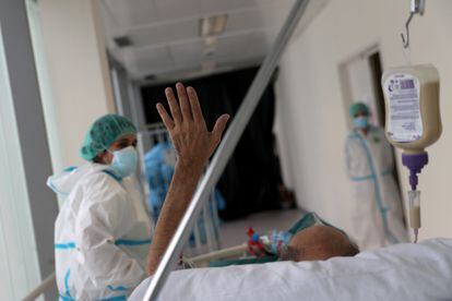El traslado de un paciente a planta en el hospital Infanta Sofía, en San Sebastián de los Reyes, en mayo de 2020.