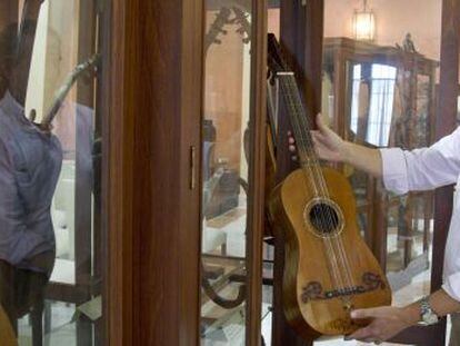Antonio Espinosa de los Monteros, con una de las guitarras de su colecci&oacute;n.