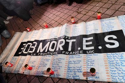 Militantes a favor de la emigración junto a una pancarta en Calais (Francia) el 25 de noviembre en la que aparece la cifra y nombres de 303 los muertos entre Francia y Gran Bretaña desde 1999