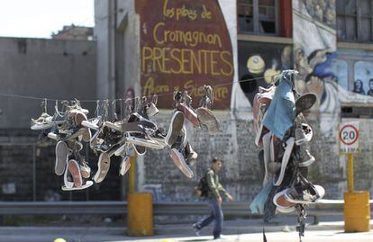 Un mural recuerda a las víctimas del incendio de la discoteca República Cromañon de Buenos Aires. Supervivientes y familiares de los 194 fallecidos reclaman justicia.