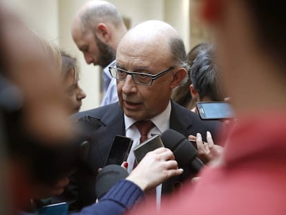 El ministro de Hacienda, Crist&oacute;bal Montoro, tras la sesi&oacute;n de control en el  Senado el pasado d&iacute;a 25.