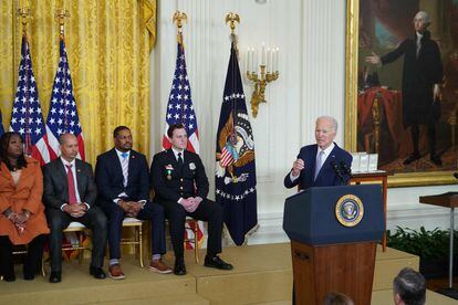 El presidente de Estados Unidos, Joe Biden, habla en la Casa Blanca en el segundo aniversario del ataque al Capitolio.