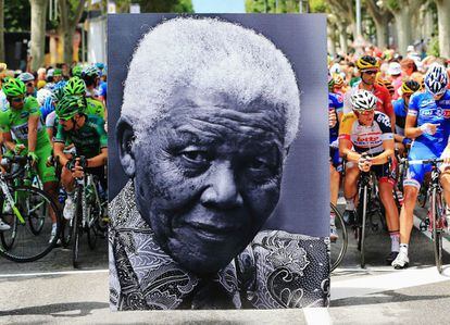 El pelotón del Tour de Francia homenajea a Nelson Mandela en su 95 cumpleaños antes de comenzar la etapa del día en la ciudad francesa de Gap, 18 de julio de 2013.