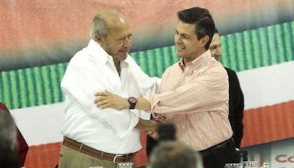 Peña Nieto y Romero Deschamps, en la campaña electoral de 2012.