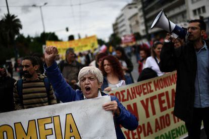 Una manifestante grita consignas en el centro de Atenas.
