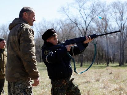 En la escuela General Yermolov, situada en el pueblo de Sengileyevskoye, a las afueras de Stavropol (Rusia), los alumnos reciben formación en el manejo de armas. En la imagen, un joven dispara su rifle durante un entrenamiento.