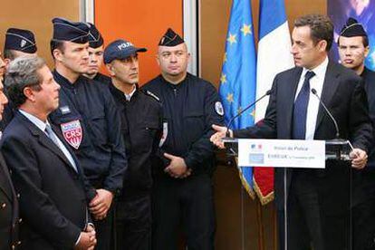 Sarkozy se dirige a los policías en la comisaría de Evreux bajo la atenta mirada del presidente de la Asamblea Nacional, Jean-Louis Debre (izquierda).