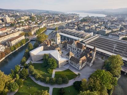 Vista aérea del Landesmuseum de Zúrich, en el que conviven el edificio original, historicista, y la ampliación ideada por Christ & Gantenbein y concluida en 2016.