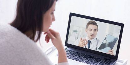 Doctor muestra imagen de Rayos X en una consulta en línea.