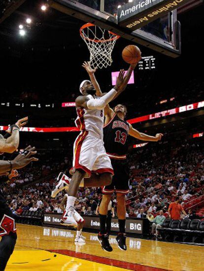 LeBron James lanza a canasta ante la defensa de Joakim Noah.