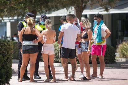 Agentes de la Policía Local de Málaga controlan el uso de mascarillas, el viernes.