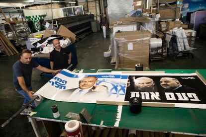 Carteles electorales del partido Likud en una imprenta en la localidad de Rosh Haayin, cerca de Tel Aviv, el pasado día 19.