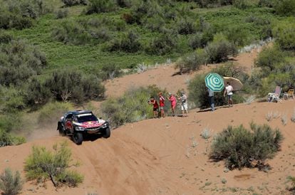 Carlos Sainz y Lucas Cruz atraviesan una de las dunas de la décimotercera etapa en Córdoba (Argentina).