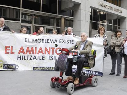 Trabajadores y jubilados afectados por el amianto, con Eusebio Pagola en primer término, durante una concentración de protesta ante el Palacio de Justicia de Bilbao.