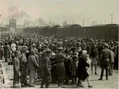 Entrada al campo de Auschwitz-Birkenau, en el verano de 1944.