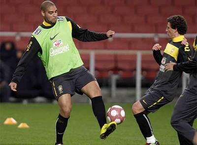 Adriano controla el balón durante el entrenamiento en el Emirates Stadium.