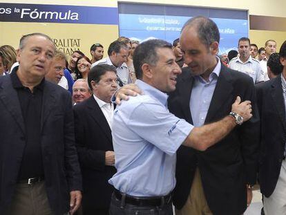 El expiloto y empresario Jorge Mart&iacute;nez `Aspar&acute;abraza a Francisco Camps en un acto de la F-1 de Valencia.