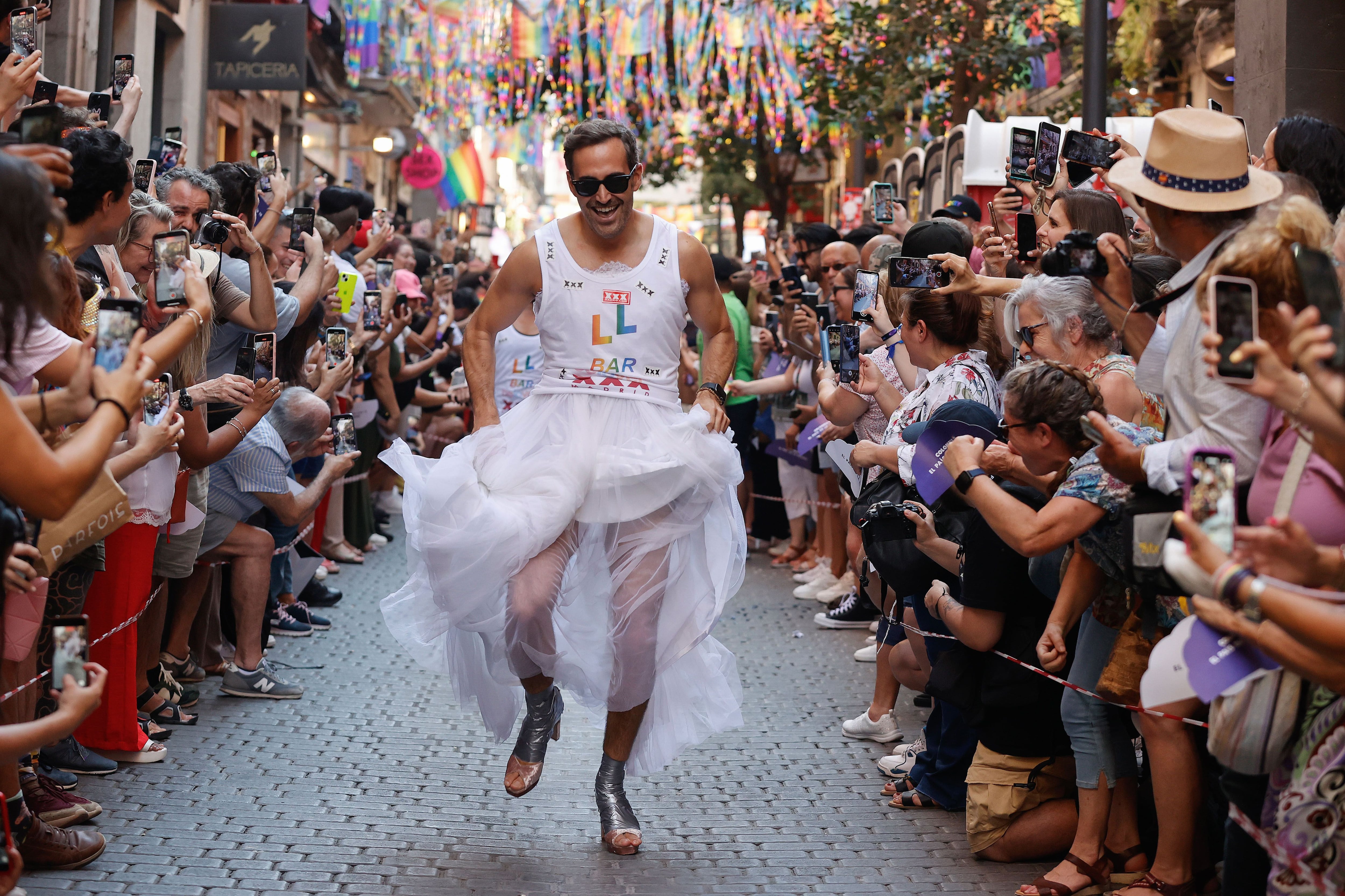 Participantes en la Carrera de Tacones del Orgullo 2024 este jueves, en la calle Pelayo de Madrid. EFE/ J P Gandul