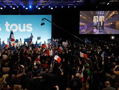 Los votantes del partido de Emmanuel Macron esperan a que su líder analice los resultados de esta primera vuelta en las elecciones presidenciales francesas.