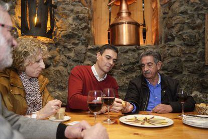 El secretario general del PSOE, Pedro S&aacute;nchez, degusta anchoas con el presidente de Cantabria, Miguel &Aacute;ngel Revilla.