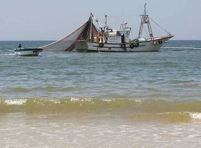 Un barco pesquero, a pocos metros de la orilla de Doñana, el pasado 17 de julio.