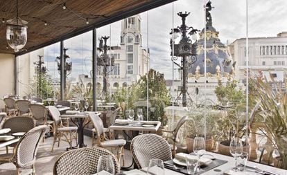 Sin abandonar el hotel The Principal, en la sexta planta descubrimos La Pérgola, terraza acristalada, luminosa y 'vintage', que abre todo el año. Una joya oculta para bohemios. Luce sillas de cestería y mesas de mármol. Ofrece una carta corta, bebidas y aperitivos (de 12.30 a 0.00) y permite disfrutar de la fachada del Círculo de Bellas Artes y la emblemática cúpula del Edificio Metrópolis. En la misma planta, algo más allá, está el restaurante Ático, con carta de Ramón Freixa. Dirección: Marqués de Valdeiglesias, 1 (6º). +34 915 21 87 43. www.theprincipalmadridhotel.com.