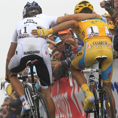 Alberto Contador y Schleck se  abrazan nada más mas cruzar la meta de la etapa del Tourmalet del pasado Tour de Francia