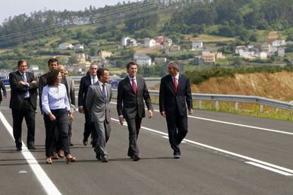 El presidente de la Xunta junto con las autoridades locales 