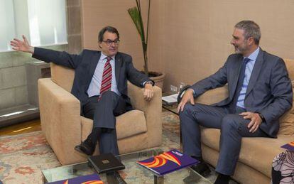 Artur Mas, presidente de la Generalitat, con Josep Ram&oacute;n Bosch, presidente de Societat Civil Catalana.