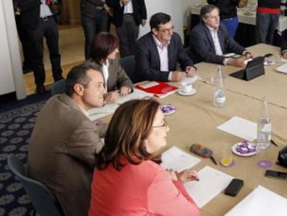 Representantes de PSOE e IU, en la mesa de negociación.