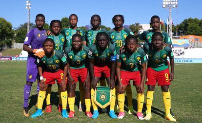 La selección camerunesa de fútbol femenino, antes de iniciar un partido.