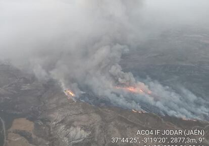 El Infoca emplea fuego técnico para cortar el avance del incendio de Jódar hacia Sierra Mágina, en Jaén, este viernes.
