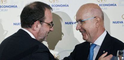 El secretario general de Uni&oacute; Democr&aacute;tica de Catalu&ntilde;a, Ram&oacute;n Espadaler (i), conversa con el presidente de Uni&oacute;, Josep Antoni Duran Lleida, este martes en Madrid.