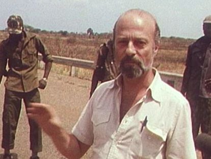 Fernando de Giles en un reportaje en &Aacute;frica.
