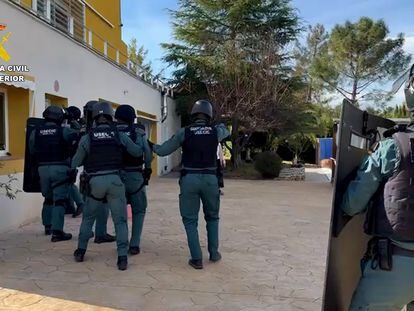 Los agentes de la Guardia Civil que han desarticulado una secta en un chalé localizado en La Pobla de Tornesa (Castellón).